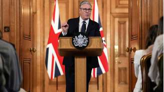 O primeiro-ministro do Reino Unido, Keir Starmer, participa de uma coletiva de imprensa para anunciar ações do governo para proteger crianças online, em Downing Street, no centro de Londres, nesta segunda.