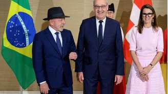 O presidente suíço, Guy Parmelin (centro), ao lado do presidente do Brasil, Luiz Inácio Lula da Silva, e de Anne Hiltpold, antes de uma reunião bilateral à margem da Cúpula do G7 de Evian, em Genebra. 15 de junho de 2026.