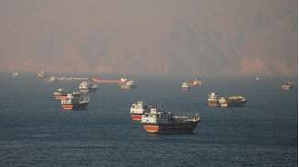 Navios transitam pelo estreito de Ormuz vistos de Musandam, em Omã, em 15 de junho de 2026.