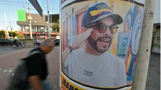 Um homem passa por um pôster da campanha de Abelardo de la Espriella, em Barranquilla, Colômbia, em 1º de junho de 2026.