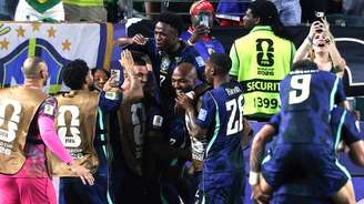 Jogadores comemoram vitória brasileira sobre o Haiti.