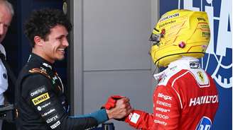 Lando Norris cumprimenta Lewis Hamilton após vitória no GP de Barcelona