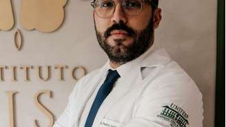 No consultório, o ginecologista do esporte Pedro Porto busca alertar pacientes contra a desinformação nas redes