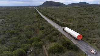 Caminhão leva turbina eólica em estrada de Canudos, na Bahia. (06/05/2023)