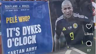 Torcida da Escócia carregando faixa com dizeres: "Quem Pelé? É hora de Dykes".