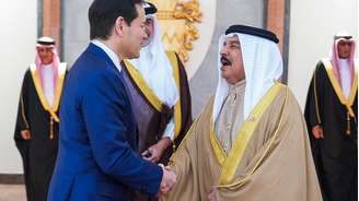 Marco Rubio e o rei Hamad bin Isa Al Khalifa conversam após reunião no Bahrein durante visita diplomática ao Golfo.