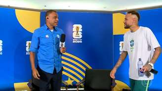 Neymar deu um abraço rápido em Denilson e logo se afastou para não esticar a conversa
