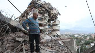 Um morador de La Guaira diante dos escombros de um prédio que desmoronou. Venezuela, 25 de junho de 2026.