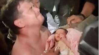 Dayana Patiño e seu filho já haviam sido dados como mortos, contou uma voluntária à imprensa; eles foram resgatados na quinta-feira em La Guaira