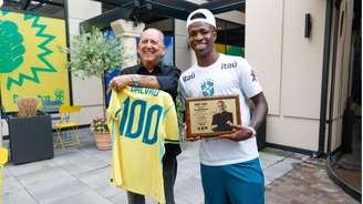 Galvão Bueno e Vinícius Júnior trocaram homenagens após narrador relatar seu 100º gol da seleção brasileira em Copas do Mundo.