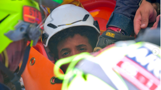 Moises, de 11 anos, foi retirado dos escombros depois de ficar preso por dias