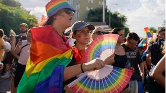 Pessoas participam do Madrid Critical Pride, uma manifestação alternativa criada para protestar contra a apropriação corporativa da celebração institucional do Orgulho em Madri, Espanha, em 28 de junho de 2026.