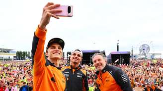 Lando Norris, Oscar Piastri e Zak Brown durante GP de Silverstone