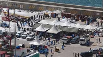 Peritos forenses recolhem os corpos das vítimas do terremoto no porto de La Guaira, Venezuela. Em 29 de junho de 2026.