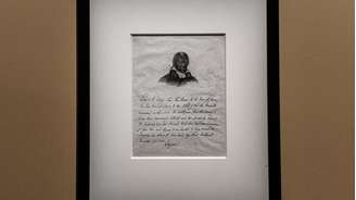 Uma reprodução do depoimento de Lafayette de 1784, no qual ele elogia os serviços prestados por James durante a Revolução. Libertado em 1787, James carregaria o nome Lafayette pelo resto da vida. A gravura é obra do pintor John Biennerhasset Martin, baseada em uma de suas pinturas de 1824. Ela está em exibição no Arquivo Nacional de Paris durante a exposição dedicada a Lafayette.