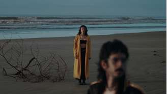 Duo triste transmite sensação de afastamento e permanência do single "falta" em seu novo clipe; assista