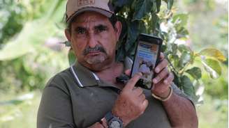 José Rincón mostra na tela do celular a foto do seu neto Abelardo Rincón, que voltava dos Estados Unidos, deportado no voo 164