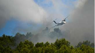 Avião-tanque Dash Fireguard participa do combate a incêndio florestal em Pouzols-Minervois, no sul da França; fogo se espalhou entre os departamentos de Hérault e Aude, favorecido pela seca e pelos ventos fortes.