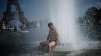 Pessoa se refresca em fonte do Trocadéro, em Paris, durante onda de calor. (24/06/2026)