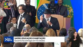 O presidente Luiz Inácio Lula da Silva mostra o dedo do meio em transmissão ao vivo do governo federal