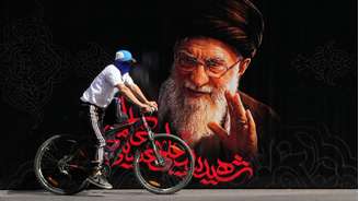 Retratos de Ali Khamenei estão por toda a parte em Teerã. (03/06/2026)