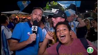 Garoto é empurrado por torcedor em entrada ao vivo da Globo.