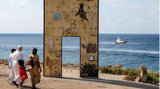 Papa Leão XIV visitou a “Porta da Europa”, monumento simbólico voltado para o Mediterrâneo.