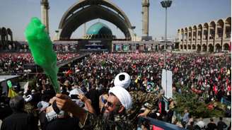 Multidão reunida para funeral do líder supremo do Irã, o aiatolá Ali Khamenei, na Grande Mosalla, em Teerã, em 4 de julho de 2026.