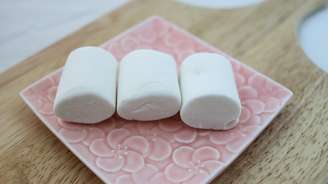 O marshmallow é um doce macio e aerado que se popularizou e ganhou o mundo, mas sua origem remonta ao uso medicinal da planta Althaea officinalis. Antigamente, a raiz era usada para aliviar dores de garganta e problemas digestivos, até que a receita evoluiu para um doce açucarado.