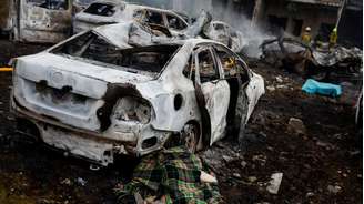 Carros destruídos após um ataque russo em Kiev, na Ucrânia; bombardeios deixaram mortos e feridos na capital ucraniana nesta segunda-feira (6).