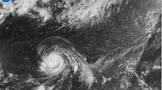 Imagem de satélite mostra o supertufão Bavi se aproximando de Guam, território dos EUA no Pacífico; a tempestade provocou danos nas Ilhas Marianas do Norte e na ilha de Rota, com ventos de até 290 km/h.
