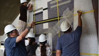 Especialistas da equipe de restauração da Universidade Central da Venezuela avaliam os danos aos murais da Cidade Universitária de Caracas em 2 de julho de 2026, em Caracas, Venezuela.