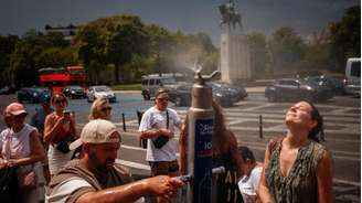Pessoas se refrescam em uma fonte no Trocadéro, em Paris, durante a mais recente onda de calor, em 26 de junho de 2026.