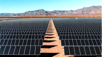 Esta imagem de banco de imagens remete a algo que já é evidente: instalações solares de grande porte projetam uma sombra significativa sobre o solo abaixo delas. Isso pode ter um impacto positivo no ecossistema