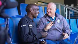 O bicampeão olímpico Eliud Kipchoge encontrou com o técnico pentacampeão do mundo e hoje coordenador do técnico do Grêmio  Luiz Felipe Scolari (Foto: Eduardo Muniz / Grêmio FBPA)