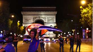 “Torcedores permanecem unidos”, aponta a emissora Franceinfo, em reportagem gravada nos arredores da avenida Champs-Elysées, em meio a uma fan zone onde a partida foi exibida para milhares de pessoas.