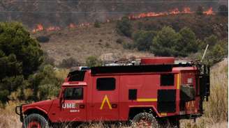 Um veículo da Unidade de Emergência Militar atua enquanto um incêndio florestal se alastra em Alfajir, perto de Almeria, no sudeste da Espanha, na sexta-feira, 10 de julho de 2026.
