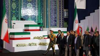 O primeiro-ministro do Paquistão, Shehbaz Sharif, presta homenagem a Ali Khamenei durante cerimônia na capital iraniana; integrantes da delegação paquistanesa também participaram do tributo, em 3 de julho de 2026