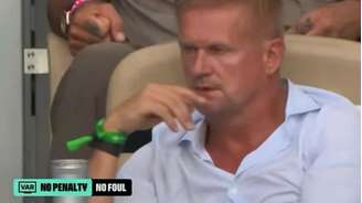 Alf-Inge Haaland, pai de Erling Haaland, se irrita com marcação de pênalti.