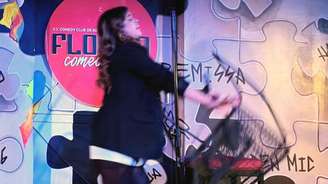 Fernanda Arantes foi insultada e agredida durante seu show de comédia em Santa Catarina.
