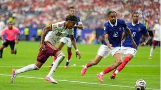 Lamine Yamal contra Barcola. Espanha venceu a França por 2 a 0 e se classificou à final da Copa 2026.