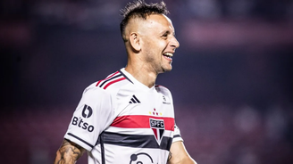 Rafinha em ação com a camisa do São Paulo.