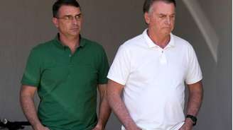 O ex-presidente Jair Bolsonaro (à direita) e seu filho, o senador Flávio Bolsonaro