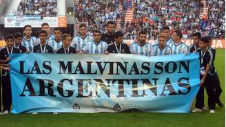 A seleção argentina posa para uma foto com uma faixa reivindicando as Malvinas, antes de uma partida amistosa internacional de futebol contra a Eslovênia em La Plata, na Argentina, no sábado, 7 de junho de 2014.