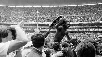 Pelé celebra vitória do Brasil sobre a Itália no estádio Azteca, no México, em 21 de junho de 1970