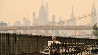 Fumaça dos incêndios florestais do Canadá causa uma atmosfera enevoada em 16 de julho de 2026, em Nova York.