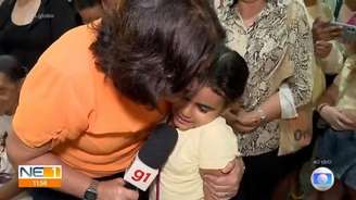 Era para ser apenas mais uma entrevista rápida, terminou sendo um abraço maternal entre uma repórter e uma menina enlutada