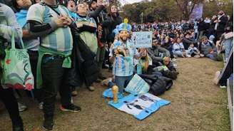 Julia Pinal improvisa um altar com símbolos da seleção argentina