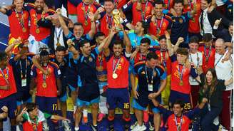 Jogadores espanhóis celebram a conquista da Copa