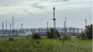 A refinaria de Omsk duas semanas depois do ataque de drones ucranianos.